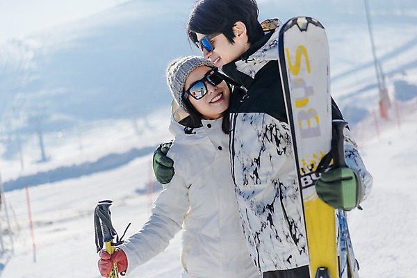 포토 JPG 주간 커플 여자 남자 겨울 포옹 스키 스키장 서기 미소 상반신 20대 성인 야외 두명 앞모습 마주보기 다정 한국인 눈 몽골 성인만 어깨에손 국내포토 자연요소 계절 아시아 뷰포인트 컨셉 관계 안기 모션 날씨 겨울스포츠 표정 사람 동양인 청년 파일형식