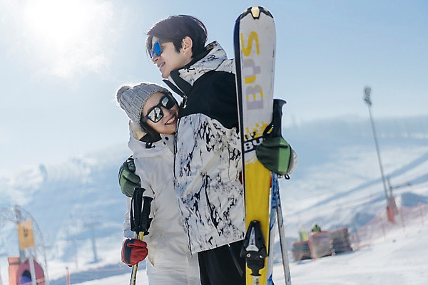 포토 JPG 주간 커플 여자 남자 겨울 포옹 스키 스키장 서기 미소 상반신 20대 성인 야외 두명 옆모습 햇빛 다정 한국인 눈 몽골 성인만 국내포토 자연요소 계절 아시아 뷰포인트 컨셉 관계 안기 모션 날씨 겨울스포츠 표정 사람 동양인 청년 태양 파일형식