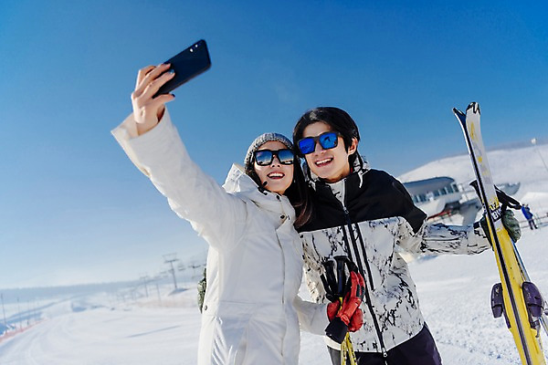 포토 JPG 주간 커플 여자 남자 겨울 스키 스키장 서기 미소 상반신 20대 성인 야외 두명 앞모습 스마트폰 다정 한국인 눈 셀프카메라 몽골 성인만 국내포토 자연요소 계절 아시아 뷰포인트 컨셉 관계 모션 날씨 겨울스포츠 표정 사람 동양인 청년 핸드폰 스마트기기 사진촬영 파일형식