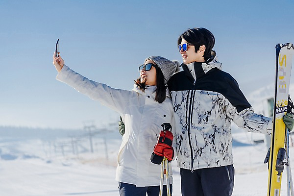 포토 JPG 주간 커플 여자 남자 겨울 스키 스키장 서기 미소 들기 상반신 20대 성인 야외 두명 앞모습 스마트폰 다정 한국인 눈 셀프카메라 몽골 스키장비 성인만 국내포토 자연요소 계절 아시아 스포츠용품 뷰포인트 컨셉 관계 모션 날씨 겨울스포츠 표정 사람 동양인 청년 핸드폰 스마트기기 사진촬영 파일형식