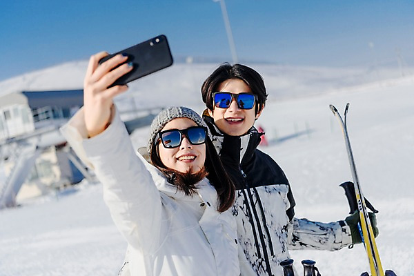 포토 JPG 주간 커플 여자 남자 겨울 스키장 서기 미소 상반신 20대 성인 야외 두명 앞모습 스마트폰 다정 한국인 눈 셀프카메라 몽골 성인만 국내포토 자연요소 계절 아시아 뷰포인트 컨셉 관계 모션 날씨 표정 사람 동양인 청년 핸드폰 스마트기기 사진촬영 파일형식