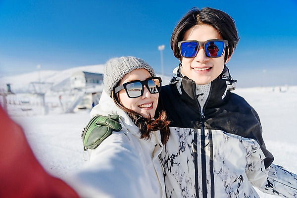 포토 JPG 주간 커플 여자 남자 겨울 스키장 서기 미소 상반신 20대 성인 야외 두명 앞모습 다정 한국인 눈 셀프카메라 몽골 성인만 국내포토 자연요소 계절 아시아 뷰포인트 컨셉 관계 모션 날씨 표정 사람 동양인 청년 사진촬영 파일형식