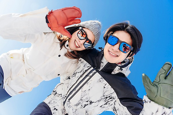 포토 JPG 주간 커플 여자 남자 로우앵글 겨울 스키장 서기 미소 상반신 20대 성인 야외 두명 앞모습 다정 한국인 눈 몽골 손인사 성인만 국내포토 자연요소 계절 아시아 뷰포인트 컨셉 관계 모션 날씨 표정 사람 동양인 청년 인사 파일형식