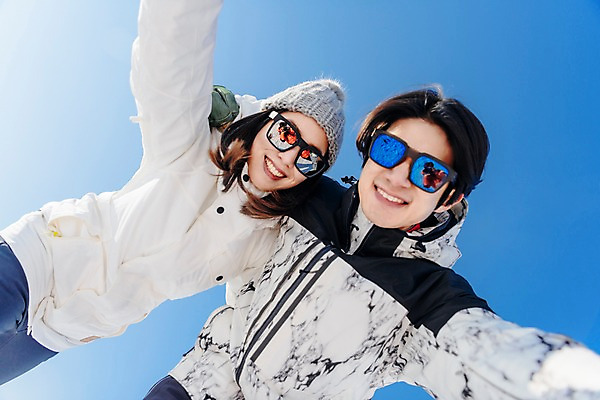 포토 JPG 주간 커플 여자 남자 로우앵글 겨울 스키장 서기 미소 상반신 20대 성인 야외 두명 앞모습 다정 한국인 눈 몽골 성인만 국내포토 자연요소 계절 아시아 뷰포인트 컨셉 관계 모션 날씨 표정 사람 동양인 청년 파일형식