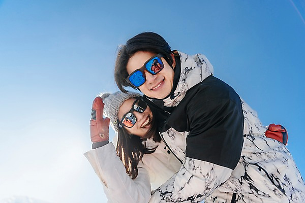 포토 JPG 주간 커플 여자 남자 로우앵글 겨울 포옹 스키장 서기 미소 상반신 20대 성인 야외 두명 앞모습 다정 한국인 눈 몽골 즐거움 성인만 국내포토 자연요소 계절 감정 아시아 뷰포인트 컨셉 관계 안기 모션 날씨 표정 사람 동양인 청년 파일형식