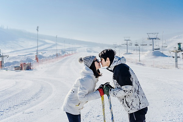 포토 JPG 주간 커플 여자 남자 겨울 스키 스키장 키스 서기 상반신 20대 성인 야외 두명 옆모습 다정 한국인 눈 몽골 성인만 국내포토 자연요소 계절 아시아 뷰포인트 컨셉 관계 모션 날씨 겨울스포츠 사람 동양인 청년 애정표현 파일형식