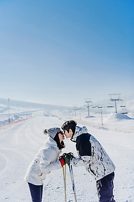 포토 JPG 주간 커플 여자 남자 겨울 하늘 스키 스키장 키스 서기 상반신 20대 성인 야외 두명 옆모습 다정 한국인 눈 몽골 성인만 국내포토 자연요소 계절 아시아 뷰포인트 컨셉 관계 모션 날씨 겨울스포츠 사람 동양인 청년 애정표현 파일형식