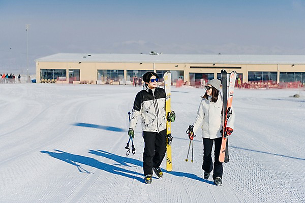 포토 JPG 주간 전신 커플 여자 남자 겨울 스키 스키장 들기 20대 성인 야외 두명 앞모습 걷기 한국인 눈 몽골 스키장비 성인만 국내포토 자연요소 계절 아시아 스포츠용품 뷰포인트 관계 모션 날씨 겨울스포츠 사람 동양인 청년 파일형식