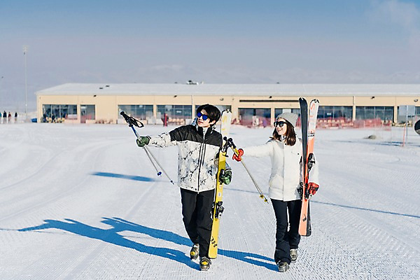 포토 JPG 주간 전신 커플 응시 여자 남자 겨울 스키 스키장 들기 20대 성인 야외 두명 앞모습 걷기 한국인 눈 가리킴 몽골 스키장비 성인만 국내포토 자연요소 시선 계절 아시아 스포츠용품 뷰포인트 관계 모션 겨울스포츠 사람 동양인 손짓 청년 파일형식