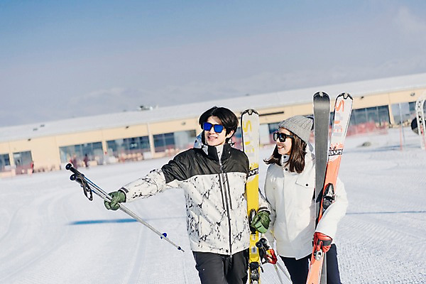 포토 JPG 주간 커플 응시 여자 남자 겨울 스키 스키장 미소 들기 상반신 20대 성인 야외 두명 앞모습 걷기 한국인 눈 가리킴 몽골 스키장비 성인만 국내포토 자연요소 시선 계절 아시아 스포츠용품 뷰포인트 관계 모션 날씨 겨울스포츠 표정 사람 동양인 손짓 청년 파일형식