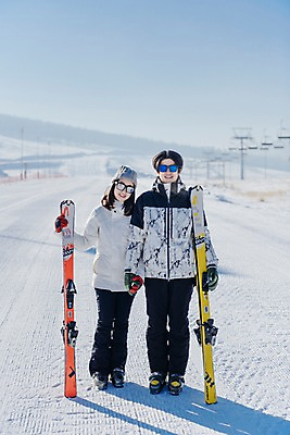 포토 JPG 주간 전신 커플 여자 남자 겨울 스키 스키장 서기 20대 성인 야외 두명 앞모습 손잡기 다정 한국인 눈 몽골 스키장비 성인만 국내포토 자연요소 계절 아시아 스포츠용품 뷰포인트 컨셉 관계 모션 겨울스포츠 사람 동양인 청년 파일형식