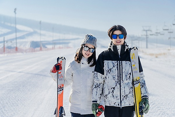 포토 JPG 주간 커플 여자 남자 겨울 스키 스키장 서기 상반신 20대 성인 야외 두명 앞모습 손잡기 다정 한국인 눈 몽골 스키장비 성인만 국내포토 자연요소 계절 아시아 스포츠용품 뷰포인트 컨셉 관계 모션 날씨 겨울스포츠 사람 동양인 청년 파일형식