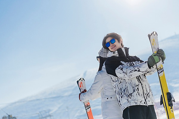 포토 JPG 주간 커플 여자 남자 겨울 스키 스키장 서기 상반신 20대 성인 야외 두명 앞모습 뒷모습 다정 한국인 등맞대기 눈 몽골 스키장비 성인만 국내포토 자연요소 계절 아시아 스포츠용품 뷰포인트 컨셉 관계 모션 날씨 겨울스포츠 사람 동양인 청년 파일형식