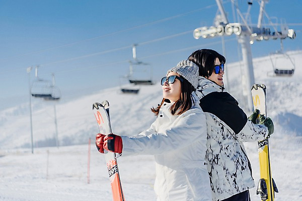 포토 JPG 주간 커플 여자 남자 겨울 스키 스키장 서기 상반신 20대 성인 야외 두명 옆모습 다정 한국인 등맞대기 눈 몽골 스키장비 성인만 국내포토 자연요소 계절 아시아 스포츠용품 뷰포인트 컨셉 관계 모션 날씨 겨울스포츠 사람 동양인 청년 파일형식