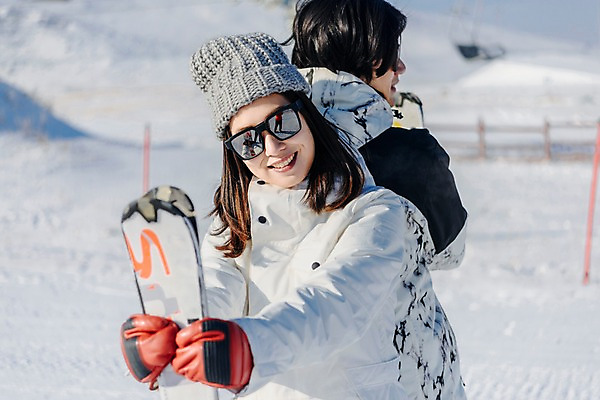 포토 JPG 주간 커플 여자 남자 겨울 스키 스키장 서기 미소 상반신 20대 성인 야외 두명 앞모습 뒷모습 다정 한국인 등맞대기 눈 몽골 스키장비 성인만 국내포토 자연요소 계절 아시아 스포츠용품 뷰포인트 컨셉 관계 모션 날씨 겨울스포츠 표정 사람 동양인 청년 파일형식