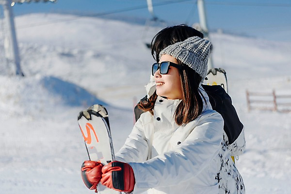 포토 JPG 주간 커플 여자 남자 겨울 스키 스키장 서기 미소 상반신 20대 성인 야외 두명 앞모습 다정 한국인 등맞대기 눈 몽골 스키장비 성인만 국내포토 자연요소 계절 아시아 스포츠용품 뷰포인트 컨셉 관계 모션 날씨 겨울스포츠 표정 사람 동양인 청년 파일형식