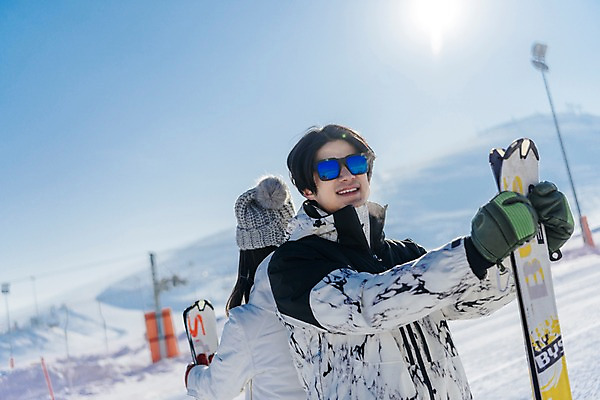 포토 JPG 주간 커플 여자 남자 겨울 스키 스키장 서기 상반신 20대 성인 야외 두명 옆모습 햇빛 다정 한국인 등맞대기 눈 몽골 스키장비 성인만 국내포토 자연요소 계절 아시아 스포츠용품 뷰포인트 컨셉 관계 모션 날씨 겨울스포츠 사람 동양인 청년 태양 파일형식