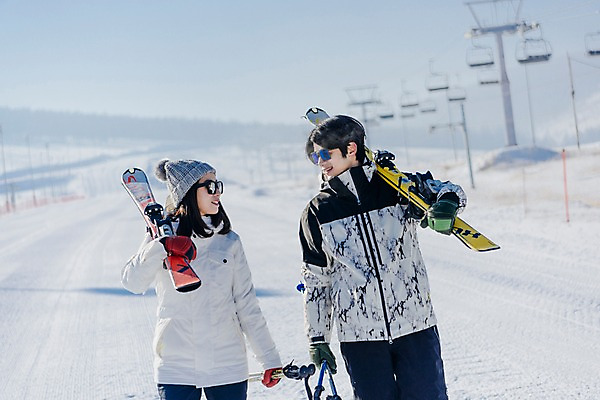 포토 JPG 주간 커플 여자 남자 겨울 스키 스키장 미소 들기 상반신 20대 성인 야외 두명 앞모습 마주보기 걷기 한국인 눈 몽골 스키장비 성인만 국내포토 자연요소 계절 아시아 스포츠용품 뷰포인트 관계 모션 날씨 겨울스포츠 표정 사람 동양인 청년 파일형식