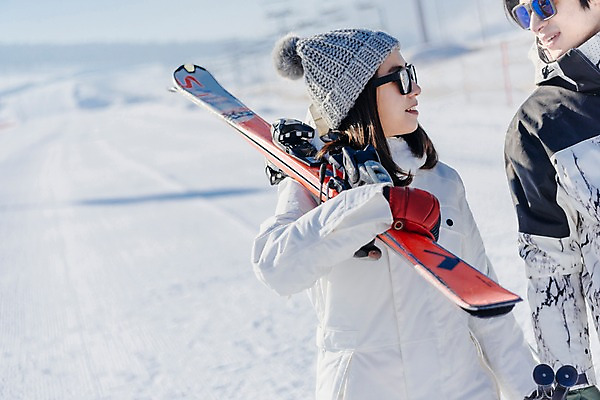 포토 JPG 주간 커플 여자 남자 겨울 스키 스키장 미소 들기 상반신 20대 성인 야외 두명 앞모습 마주보기 걷기 한국인 눈 몽골 스키장비 성인만 국내포토 자연요소 계절 아시아 스포츠용품 뷰포인트 관계 모션 날씨 겨울스포츠 표정 사람 동양인 청년 파일형식
