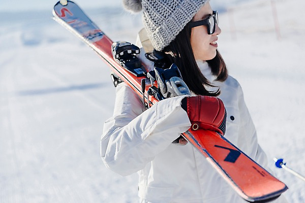 포토 JPG 주간 응시 여자 겨울 스키 스키장 한명 들기 상반신 20대 성인 야외 앞모습 걷기 한국인 눈 몽골 스키장비 성인여자한명만 국내포토 자연요소 1 시선 계절 아시아 스포츠용품 뷰포인트 모션 날씨 겨울스포츠 사람 동양인 청년 여자한명만 성인여자만 파일형식