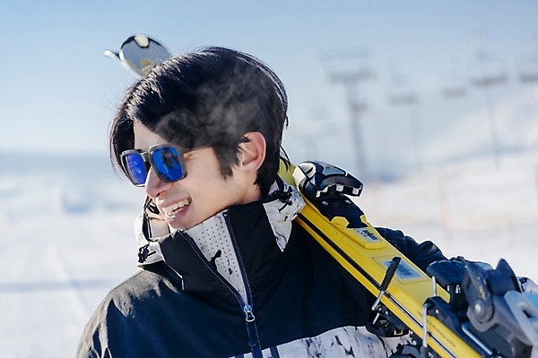 포토 JPG 주간 응시 남자 겨울 스키 스키장 한명 미소 들기 상반신 20대 성인 야외 앞모습 걷기 한국인 눈 몽골 스키장비 성인남자한명만 국내포토 자연요소 1 시선 계절 아시아 스포츠용품 뷰포인트 모션 날씨 겨울스포츠 표정 사람 동양인 청년 남자한명만 성인남자만 파일형식