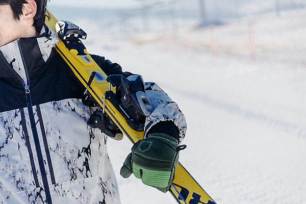 포토 JPG 주간 남자 겨울 스키 스키장 한명 들기 상반신 20대 성인 야외 앞모습 걷기 한국인 눈 몽골 스키장비 성인남자한명만 국내포토 자연요소 1 계절 아시아 스포츠용품 뷰포인트 모션 날씨 겨울스포츠 사람 동양인 청년 남자한명만 성인남자만 파일형식
