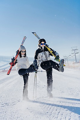 포토 JPG 주간 전신 커플 여자 남자 겨울 장난 스키 스키장 서기 들기 20대 성인 야외 두명 앞모습 한국인 눈 킥 몽골 즐거움 스키장비 성인만 국내포토 자연요소 계절 감정 아시아 스포츠용품 뷰포인트 관계 모션 날씨 겨울스포츠 사람 동양인 청년 파일형식