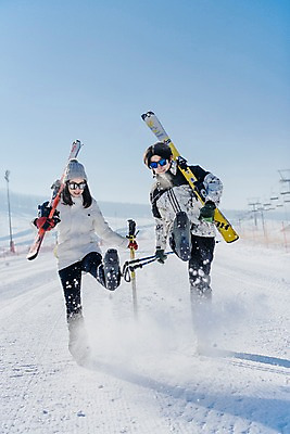 포토 JPG 주간 전신 커플 여자 남자 겨울 장난 스키 스키장 서기 들기 20대 성인 야외 두명 앞모습 한국인 눈 킥 몽골 즐거움 스키장비 성인만 국내포토 자연요소 계절 감정 아시아 스포츠용품 뷰포인트 관계 모션 날씨 겨울스포츠 사람 동양인 청년 파일형식