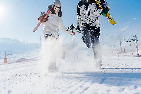 포토 JPG 주간 전신 커플 여자 남자 겨울 장난 스키 스키장 서기 들기 20대 성인 야외 두명 앞모습 한국인 눈 킥 몽골 즐거움 스키장비 성인만 국내포토 자연요소 계절 감정 아시아 스포츠용품 뷰포인트 관계 모션 날씨 겨울스포츠 사람 동양인 청년 파일형식