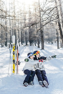 포토 JPG 주간 전신 커플 응시 여자 남자 겨울 스키 스키장 미소 앉기 20대 성인 야외 두명 앞모습 다정 한국인 눈 가리킴 몽골 스키장비 성인만 국내포토 자연요소 시선 계절 아시아 스포츠용품 뷰포인트 컨셉 관계 모션 날씨 겨울스포츠 표정 사람 동양인 손짓 청년 파일형식