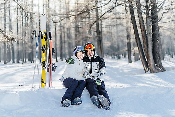 포토 JPG 주간 전신 커플 여자 남자 겨울 스키 스키장 미소 앉기 20대 성인 야외 두명 앞모습 다정 한국인 눈 몽골 스키장비 성인만 국내포토 자연요소 계절 아시아 스포츠용품 뷰포인트 컨셉 관계 모션 날씨 겨울스포츠 표정 사람 동양인 청년 파일형식