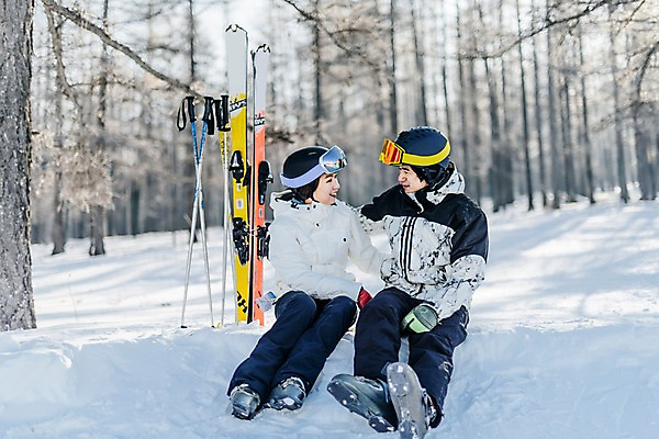 포토 JPG 주간 전신 커플 여자 남자 겨울 스키 스키장 미소 앉기 20대 성인 야외 두명 앞모습 마주보기 다정 한국인 눈 몽골 스키장비 성인만 국내포토 자연요소 계절 아시아 스포츠용품 뷰포인트 컨셉 관계 모션 날씨 겨울스포츠 표정 사람 동양인 청년 파일형식