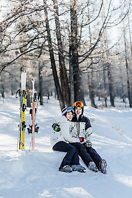 포토 JPG 주간 전신 커플 여자 남자 겨울 스키 스키장 미소 앉기 20대 성인 야외 두명 앞모습 다정 한국인 눈 몽골 스키장비 성인만 국내포토 자연요소 계절 아시아 스포츠용품 뷰포인트 컨셉 관계 모션 날씨 겨울스포츠 표정 사람 동양인 청년 파일형식