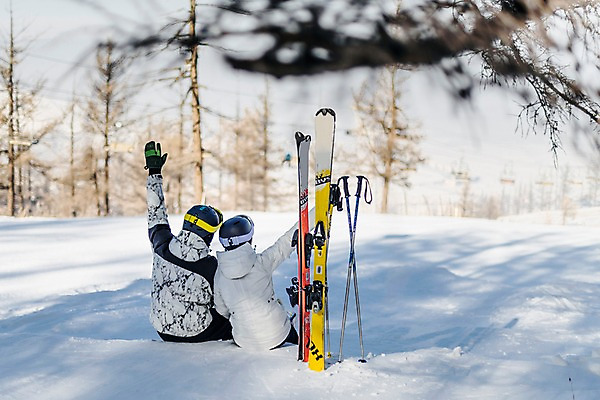포토 JPG 주간 커플 여자 남자 겨울 스키 스키장 앉기 상반신 20대 성인 야외 두명 뒷모습 손들기 다정 한국인 눈 몽골 스키장비 성인만 국내포토 자연요소 계절 아시아 스포츠용품 뷰포인트 컨셉 관계 모션 날씨 겨울스포츠 사람 동양인 청년 파일형식