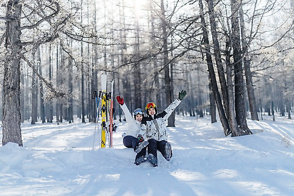 포토 JPG 주간 전신 커플 여자 남자 겨울 스키 스키장 앉기 20대 성인 야외 두명 앞모습 손들기 다정 한국인 눈 몽골 스키장비 성인만 국내포토 자연요소 계절 아시아 스포츠용품 뷰포인트 컨셉 관계 모션 날씨 겨울스포츠 사람 동양인 청년 파일형식