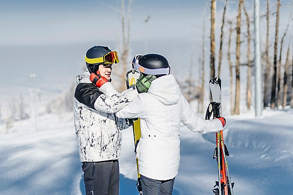 포토 JPG 주간 커플 여자 남자 겨울 스키 스키장 서기 미소 들기 상반신 20대 성인 야외 두명 옆모습 다정 만지기 한국인 눈 몽골 스키장비 성인만 국내포토 자연요소 계절 아시아 스포츠용품 뷰포인트 컨셉 관계 모션 날씨 겨울스포츠 표정 사람 동양인 청년 파일형식