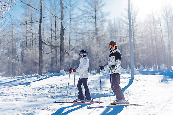 포토 JPG 주간 전신 커플 여자 남자 겨울 스키 스키장 서기 20대 성인 야외 두명 옆모습 한국인 눈 몽골 성인만 국내포토 자연요소 계절 아시아 뷰포인트 관계 모션 날씨 겨울스포츠 사람 동양인 청년 파일형식