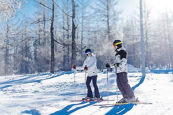 포토 JPG 주간 전신 커플 여자 남자 겨울 스키 스키장 서기 20대 성인 야외 두명 옆모습 한국인 눈 몽골 성인만 국내포토 자연요소 계절 아시아 뷰포인트 관계 모션 날씨 겨울스포츠 사람 동양인 청년 파일형식