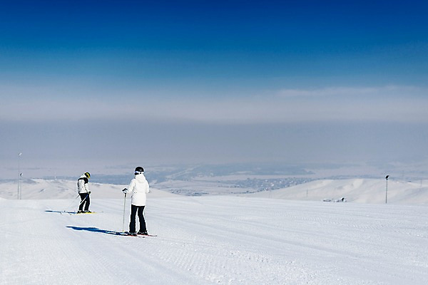 포토 JPG 주간 전신 커플 여자 남자 겨울 하늘 스키 스키장 20대 성인 야외 두명 옆모습 뒷모습 한국인 눈 몽골 성인만 스키타기 국내포토 자연요소 계절 아시아 뷰포인트 관계 날씨 겨울스포츠 사람 동양인 청년 파일형식
