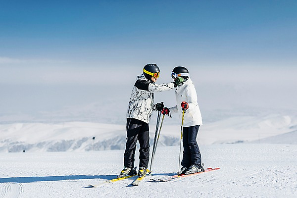 포토 JPG 주간 전신 커플 여자 남자 겨울 하늘 스키 스키장 20대 성인 야외 두명 옆모습 다정 한국인 눈 몽골 성인만 스키타기 국내포토 자연요소 계절 아시아 뷰포인트 컨셉 관계 날씨 겨울스포츠 사람 동양인 청년 파일형식