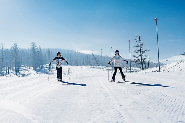 포토 JPG 주간 전신 커플 여자 남자 겨울 하늘 스키 스키장 20대 성인 야외 두명 앞모습 한국인 눈 몽골 성인만 스키타기 국내포토 자연요소 계절 아시아 뷰포인트 관계 날씨 겨울스포츠 사람 동양인 청년 파일형식