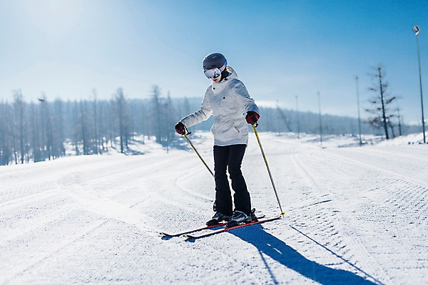 포토 JPG 주간 전신 여자 겨울 스키 스키장 한명 20대 성인 야외 앞모습 한국인 눈 몽골 성인여자한명만 스키타기 국내포토 자연요소 1 계절 아시아 뷰포인트 날씨 겨울스포츠 사람 동양인 청년 여자한명만 성인여자만 파일형식