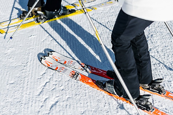 포토 JPG 주간 커플 여자 남자 겨울 스키 스키장 서기 20대 성인 야외 두명 옆모습 한국인 하반신 눈 몽골 성인만 국내포토 자연요소 계절 아시아 뷰포인트 관계 모션 날씨 겨울스포츠 사람 동양인 청년 파일형식