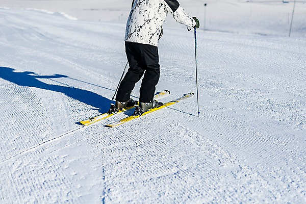 포토 JPG 주간 남자 겨울 스키 스키장 한명 20대 성인 야외 뒷모습 한국인 하반신 눈 몽골 성인남자한명만 스키타기 국내포토 자연요소 1 계절 아시아 뷰포인트 날씨 겨울스포츠 사람 동양인 청년 남자한명만 성인남자만 파일형식