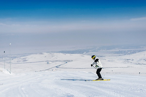 포토 JPG 주간 전신 남자 겨울 하늘 스키 스키장 한명 20대 성인 야외 옆모습 한국인 눈 몽골 성인남자한명만 스키타기 국내포토 자연요소 1 계절 아시아 뷰포인트 날씨 겨울스포츠 사람 동양인 청년 남자한명만 성인남자만 파일형식