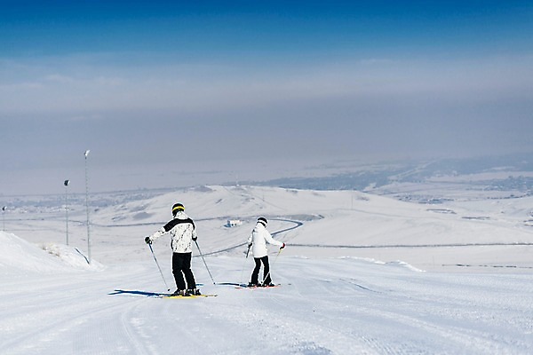 포토 JPG 주간 전신 커플 여자 남자 겨울 하늘 스키 스키장 20대 성인 야외 두명 뒷모습 한국인 눈 몽골 성인만 스키타기 국내포토 자연요소 계절 아시아 뷰포인트 관계 날씨 겨울스포츠 사람 동양인 청년 파일형식