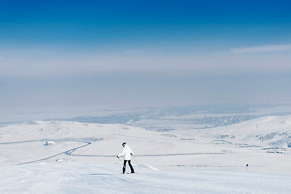 포토 JPG 주간 전신 여자 겨울 하늘 스키 스키장 한명 20대 성인 야외 뒷모습 한국인 눈 몽골 성인여자한명만 스키타기 국내포토 자연요소 1 계절 아시아 뷰포인트 날씨 겨울스포츠 사람 동양인 청년 여자한명만 성인여자만 파일형식