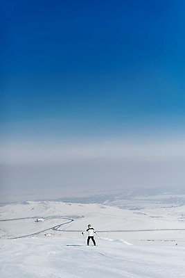 포토 JPG 주간 전신 남자 겨울 하늘 스키 스키장 한명 20대 성인 야외 뒷모습 한국인 눈 몽골 성인남자한명만 성인만 스키타기 국내포토 자연요소 1 계절 아시아 뷰포인트 날씨 겨울스포츠 사람 동양인 청년 남자한명만 성인남자만 파일형식