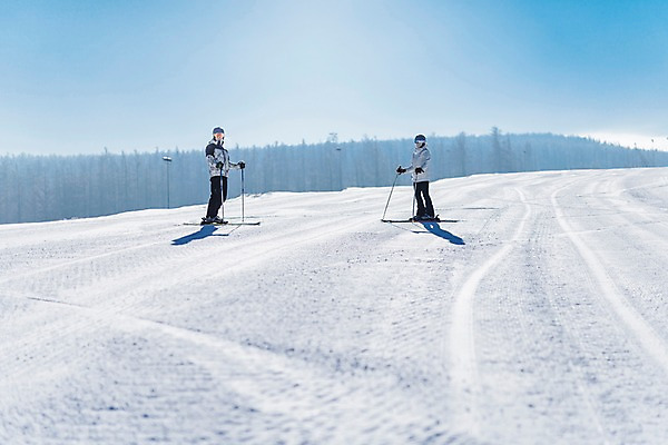 포토 JPG 주간 전신 커플 여자 남자 겨울 하늘 스키 스키장 서기 20대 성인 야외 두명 옆모습 한국인 눈 몽골 성인만 국내포토 자연요소 계절 아시아 뷰포인트 관계 모션 날씨 겨울스포츠 사람 동양인 청년 파일형식