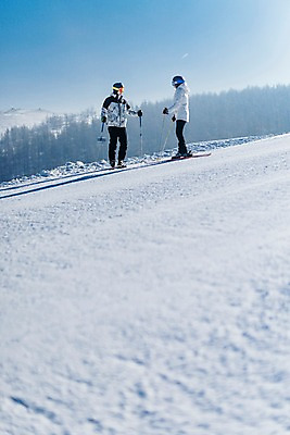 포토 JPG 주간 전신 커플 여자 남자 겨울 하늘 스키 스키장 서기 20대 성인 야외 두명 옆모습 마주보기 한국인 눈 몽골 성인만 국내포토 자연요소 계절 아시아 뷰포인트 관계 모션 날씨 겨울스포츠 사람 동양인 청년 파일형식